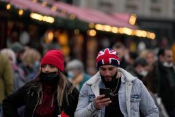 <p>　ロンドンのトラファルガー広場のクリスマスマーケットを通る人々＝２２日（ＡＰ＝共同）</p>