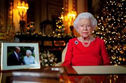 <p>　フィリップ殿下と見つめ合う写真を飾り、クリスマス恒例のメッセージ動画を収録するエリザベス女王＝２３日、英ウインザー城（ロイター＝共同）</p>