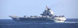 <p>　中国海軍の空母「遼寧」（防衛省統合幕僚監部提供）</p>