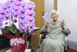 <p>　ピースサインをする田中カ子さん＝２０２１年９月、福岡市（福岡県提供）</p>