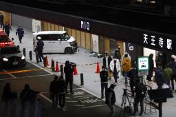 <p>　歩道に軽乗用車が乗り上げ、騒然とするＪＲ天王寺駅前＝２日午後、大阪市</p>