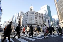 　マスク姿で東京・銀座を行き交う人たち。国内の新型コロナウイルスの新規感染者数が初めて１０万人を超えた＝３日午後