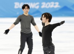 　公式練習で調整した宇野昌磨（右）と鍵山優真＝北京（共同）