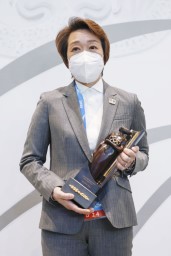 　ＩＯＣから授与された「女性スポーツ賞」で最高位となる世界賞のトロフィーを手にする東京五輪・パラリンピック大会組織委員会の橋本聖子会長＝３日、北京（共同）