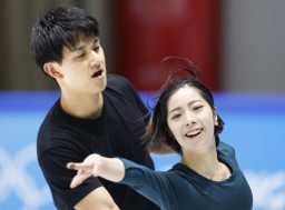 　公式練習で調整するペアの三浦璃来（右）、木原龍一組＝北京（共同）