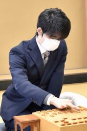 　対局に臨む藤井聡太四冠＝３日午前、東京都渋谷区の将棋会館