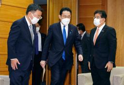 　閣議に臨む岸田首相（中央）＝４日午前、首相官邸