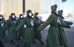 　北京冬季五輪の開会式が行われる会場周辺で警備する武装警察隊員＝４日、北京（共同）