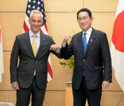 　米国のラーム・エマニュエル新駐日大使（左）とタッチする岸田首相＝４日午前、首相官邸