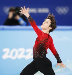 　団体男子ＳＰ　演技する宇野昌磨＝北京（共同）