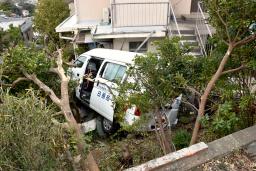 　道路から滑落した車＝４日午前１１時４３分、横浜市港南区