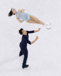 　団体ペアＳＰ　演技する三浦璃来（上）、木原龍一組＝北京（共同）