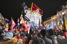 　３日、ロンドン中心部で行われた北京冬季五輪の抗議デモの参加者ら（共同）