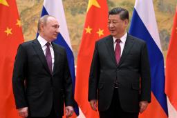 　会談を前に言葉を交わす中国の習近平国家主席（右）とロシアのプーチン大統領＝４日、北京（ＡＰ＝共同）