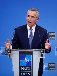 　１月、ブリュッセルのＮＡＴＯ本部で記者会見するストルテンベルグ事務総長（ロイター＝共同）