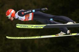 　昨年３月の世界選手権でジャンプに臨むノルディックスキー複合のエリク・フレンツェル＝オーベルストドルフ（ロイター＝共同）