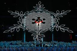 　開会式で北京冬季五輪の聖火を掲げる最終走者＝４日、北京（共同）