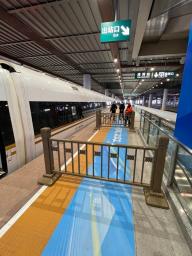 　清河駅のプラットホームに設置されたバブル内外を隔てる柵。警備員が見張っていた＝１月２１日