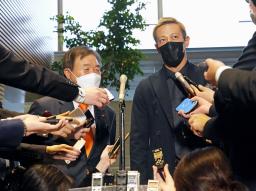 　首相官邸で取材に応じる本田圭佑選手。左は自民党の遠藤選対委員長＝４日午後