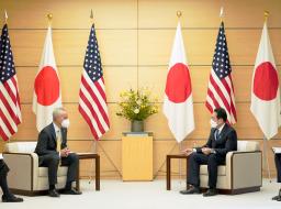 　米国のラーム・エマニュエル新駐日大使（左）と会談する岸田首相＝４日午前、首相官邸