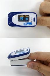 　指先で血中酸素濃度を測る「パルスオキシメーター」（小池メディカル提供）