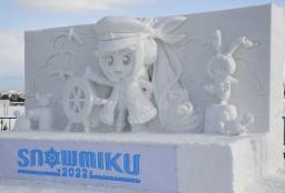 　人気バーチャル歌手「初音ミク」の雪像＝４日