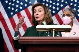 　記者団に話す米下院のペロシ議長＝３日、ワシントン（ＡＰ＝共同）
