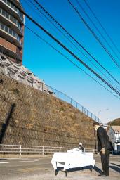 　神奈川県逗子市のマンション敷地内の斜面が崩れ女子高校生が巻き込まれ死亡した事故の発生から２年となり、黙とうする桐ケ谷覚市長＝５日午前