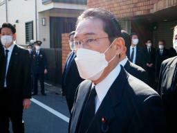 　石原慎太郎元東京都知事の自宅を弔問し、記者団の取材に応じる岸田首相＝５日午前、東京都大田区