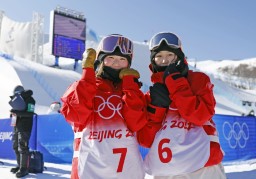 　スノーボード女子スロープスタイルで決勝に進出し、記念撮影に応じる村瀬心椛（右）と岩渕麗楽＝張家口（共同）