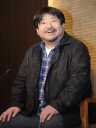 　芥川賞に決まり笑顔の西村賢太さん＝２０１１年１月、東京・丸の内の東京会館