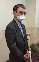 　記者団の取材に応じる自民党の河野太郎広報本部長＝５日午後、新潟市