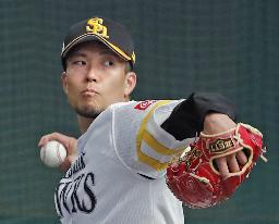 　ブルペンで投球練習するソフトバンク・千賀＝宮崎