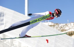 　男子個人ノーマルヒル予選　中村直幹の飛躍＝張家口（共同）