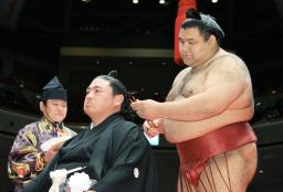 　断髪式で高安（右）にはさみを入れてもらう元関脇嘉風の中村親方＝５日、両国国技館（代表撮影）