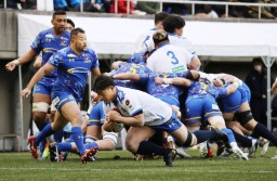 　浦安―埼玉　前半、自身１本目のトライを決める埼玉・坂手（手前）＝秩父宮