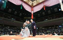 　引退相撲で大銀杏にはさみを入れられる元関脇嘉風の中村親方＝５日、東京・両国国技館（代表撮影）