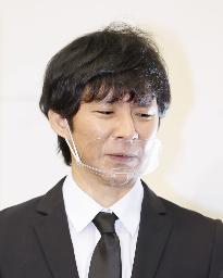 　複数の女性とのスキャンダル報道を受けて芸能活動を自粛し、騒動後初めて記者会見を開いたお笑いタレントの渡部建さん＝２０２０年１２月３日夜、東京都新宿区