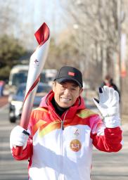 　北京冬季五輪開会式で総監督を務めた張芸謀氏。２日、聖火ランナーを務めた＝北京（新華社＝共同）