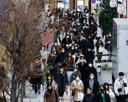 　マスク姿で東京・新宿を歩く人＝５日午後