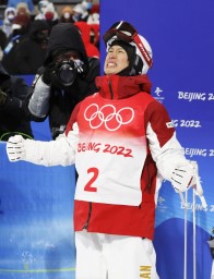 　フリースタイルスキーの男子モーグル決勝３回目を終え、ガッツポーズする堀島行真。日本選手団第１号となる銅メダルを獲得した＝張家口（共同）