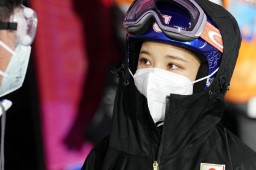 　女子個人ノーマルヒルで４位に終わった高梨沙羅＝張家口（共同）