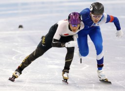 　男子１０００メートル予選　滑走する吉永一貴（左）＝北京（共同）