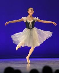 　ローザンヌ国際バレエコンクールの最終選考で、クラシックの演技を披露する田中月乃さん。２位に入賞した＝スイス・モントルー（共同）