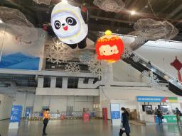　北京市内のＭＭＣにて。ＭＭＣの中央玄関を入ると、大きなビンドゥンドゥン（右隣はパラリンピックの公式マスコット、雪容融）がお出迎えしてくれる＝２月５日