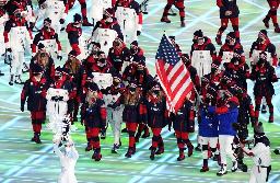 　北京冬季五輪の開会式で入場行進する米国選手団＝４日、北京（共同）