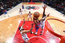 　サンズ戦でシュートを放つウィザーズの八村塁（８）＝５日、ワシントン（ＮＢＡＥ提供・ゲッティ＝共同）