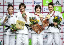 　女子４８キロ級で優勝した角田夏実（中央左）と３位の古賀若菜（同右）＝パリ（国際柔道連盟提供・共同）