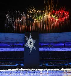 　北京冬季五輪の開会式で火がともされた聖火台（中央）と打ち上げられた花火＝４日、北京（共同）