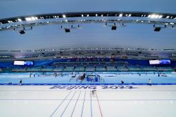 　選手らが練習に臨む、本番会場の国家スピードスケート館＝６日、北京（ＡＰ＝共同）